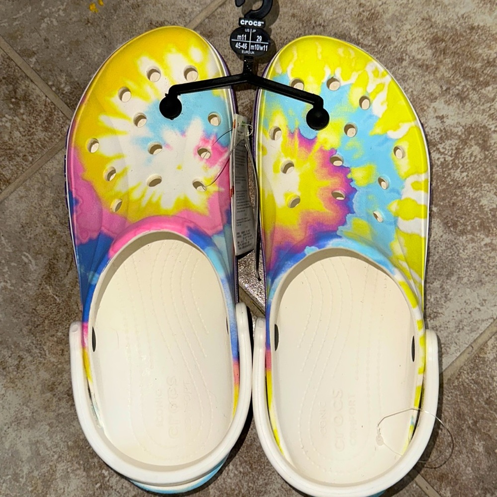 Crocs! NWT! Tie dye crocs! Size men’s 11
